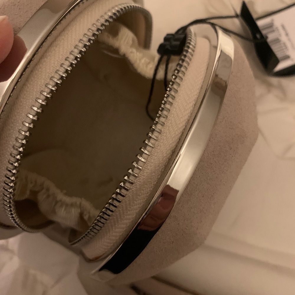 💛🤍🤍💛💛 RARE BCBG Wristlet bracket bag - Picture 5 of 11